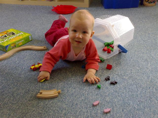 Logomi - Sprachentwicklung - Baby bei der spielerischen Therapie