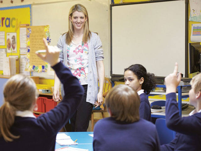 Logomi Leistungen - Lehrerin im Klassenzimmer